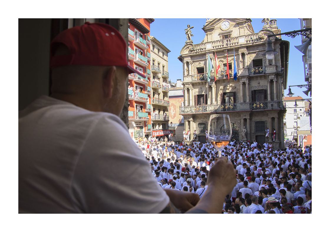 Chupinazo de San Fermín visto desde un balcón de Pamplona Vista desde un balcón hacia la plaza del Ayuntamiento durante el Chupinazo de San Fermín