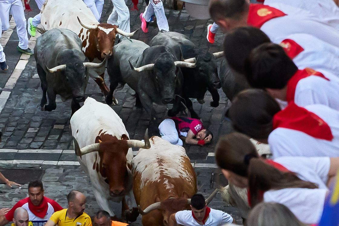 Toros y corredor durante el encierro de San Fermín vistos desde un balcón en Pamplona