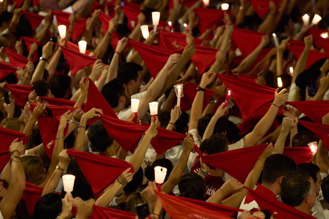 Pañuelos y velas en la despedida de San Fermín Pañuelos rojos y velas durante el Pobre de mí de San Fermín en Pamplona