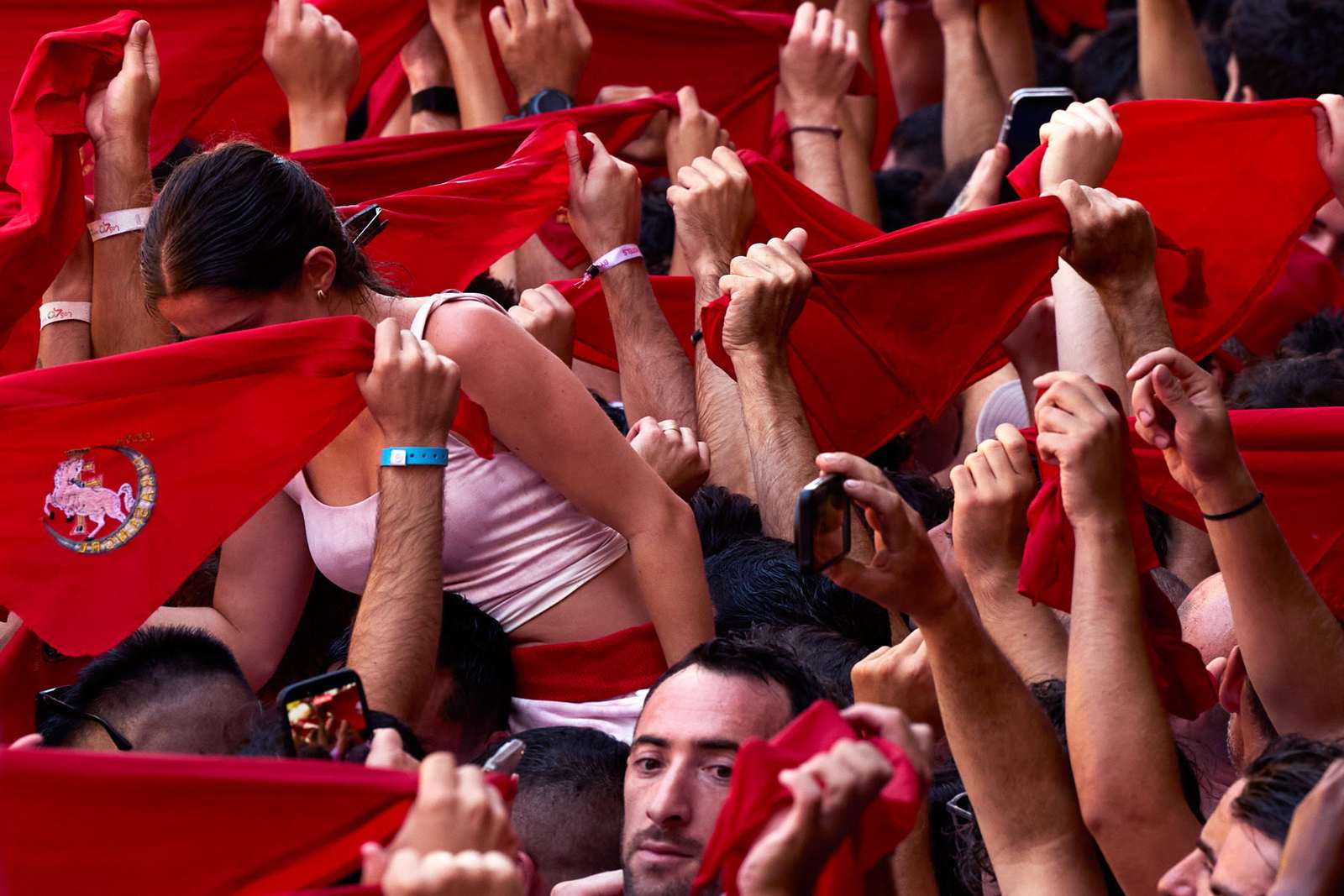 Pañuelos rojos durante el inicio de las fiestas de San Fermín en Pamplona