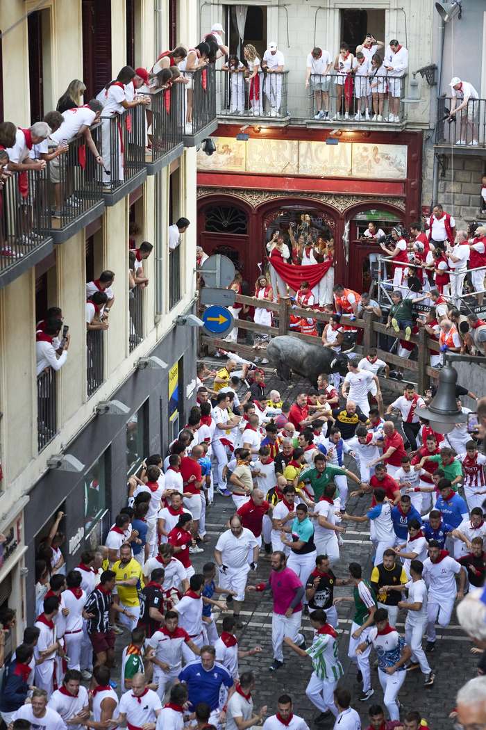 Encierro de San Fermín en la calle Estafeta de Pamplona Encierro de San Fermín en la calle Estafeta de Pamplona visto desde un balcón
